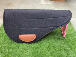 En gros Tapis de selle western standard en feutre de laine mérinos 100% 18 MM, type jupe ronde, 30x28, pour équipement équestre - Product Image 3