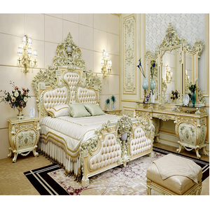 Cama King Size Clásica Europea con Mesita de Noche y Tocador, Juego de Dormitorio Clásico con Cama Tapizada, Muebles de Madera Tallada de Lujo - Product Image 1