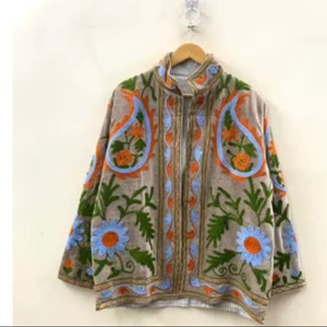 Chaqueta de terciopelo con bordado floral Suzani, abrigo estilo festival folclórico uzbeko con relleno de algodón para ropa exterior tipo bomber/duster a precio económico. - Product Image 1
