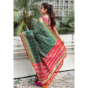 Sari de Seda Patola Verde Suave con Tejido Elite Weaves, Meenakari y Zari, Vestidos Elegantes para Graduación - Product Image 4