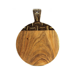 Tabla de cortar redonda de madera Suar de grado alimenticio con mango, patrón de incrustaciones oscuro y claro para uso en la cocina. - Product Image 1