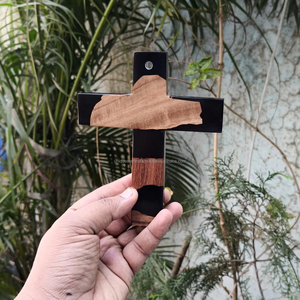 Crucifijo de Madera Pulida y Resina – Primera Comunión, Confirmación y Regalo Cristiano - Product Image 1