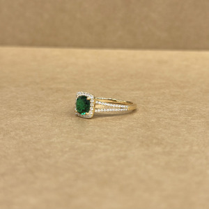Bague en or jaune 14 carats avec diamant de laboratoire taille émeraude 1,48 carat, certifiée IGI, pour l'exportation – La magie des diamants fins - Product Image 2