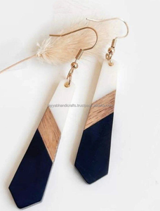 Pendientes colgantes de madera y resina hechos a mano, diseño floral con concha de perla y detalles de ratán para mujer - Product Image 2