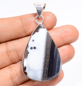 Pendentif en pierre précieuse naturelle fait main |   Pendentif en cristal d'agate Chevron |   Laiton plaqué argent style bohème certifié IGI pour la guérison - Product Image 1