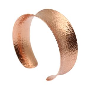 Bracelet manchette en cuivre martelé couleur rose pour femme, élégant, large, ouvert, surface texturée, bijoux bohèmes modernes - Product Image 1