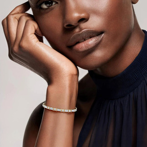 Pulsera de tenis con diamantes de corte redondo y baguette alternados, engastados en bisel, de eternidad completa - Product Image 6