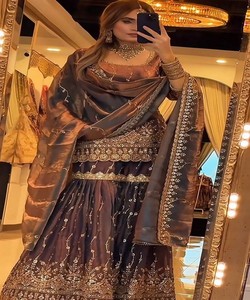 ชุดเสื้อท็อปปักลายผ้าไหมหรูหราสไตล์เฟนดี้ พร้อมกางเกงชาราร่าและผ้าคลุมไหล่ สำหรับงานเทศกาล ราคาขายส่ง เสื้อผ้าชาติพันธุ์ ชิกู - Product Image 5