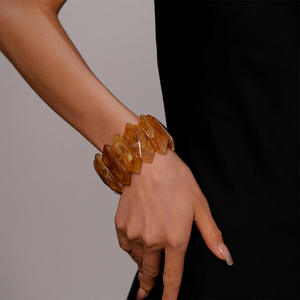 Bracelets en résine très tendance et les plus vendus. Les bracelets en résine sont des accessoires polyvalents utilisés comme bijoux audacieux et avant-gardistes. 2026. - Product Image 2