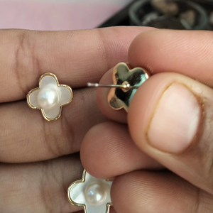 Conjunto de Colgante de Trébol con Perlas de Agua Dulce y Madreperla, Chapado en Oro, Venta al por Mayor - Product Image 3