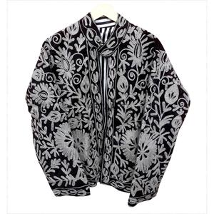 Chaqueta Acolchada con Cuello Mao y Bordado Floral Negro, Manga Larga, 100% Algodón Transpirable, Abrigo Elegante de Otoño para Mujer - Product Image 1