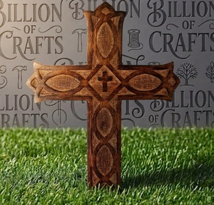Croix en bois artisanale, décoration religieuse, design traditionnel, motif floral, accent mural suspendu, fabriquée en bois - Product Image 1