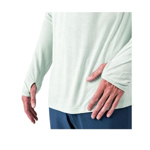 Chemise de pêche légère et performante UPF50+ anti-UV, en coton de bambou doux, avec trou pour le pouce et capuche. - Product Image 3