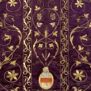 Casulla de terciopelo morado hecha a mano con bordado de hilo dorado ornamentado - Vestimenta clerical católica para la Misa - Product Image 6