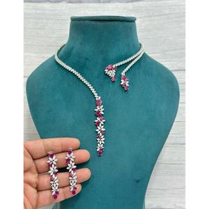 Parure élégante en laiton plaqué argent avec zircons, entièrement sertie de pierres, ouvrable à l'avant, avec boucles d'oreilles, collection pour femmes, idéale pour les fêtes et mariages - Product Image 1