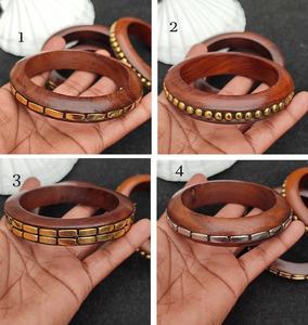 กำไลข้อมือไม้หรูหรา งานฝีมือประณีตจากช่างฝีมือผู้เชี่ยวชาญ ตกแต่งด้วยเศษทองเหลืองบนพื้นผิวขัดมันด้วยมือ เครื่องประดับพรีเมียมสำหรับนักสะสม - Product Image 6