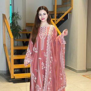 ชุดอาบายะห์ปักลายดอกไม้สีชมพู ยาวคลุมเท้า ผ้าทอเนื้อผ้าธรรมชาติ แขนยาว สำหรับสตรีชาวมุสลิม สวมใส่ได้ทุกวัน - Product Image 1