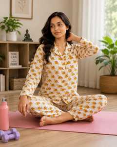 Ensemble de chemises de nuit pour femmes en coton 100% doux, imprimé floral tissé, bleu, dessiné à la main |   Chemise de luxe à col en V avec fermeture boutonnée et manches longues |   Vêtements de nuit - Product Image 6