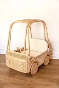 Améliorez la décoration de la pièce avec cette magnifique voiture jouet en rotin tressé pour enfants, fabriquée avec des matériaux durables et dotée de roues. - Product Image 2