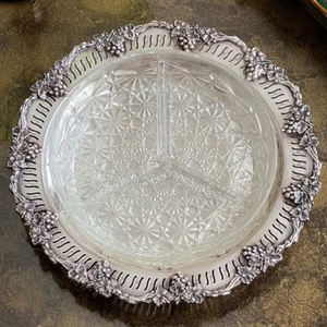 Plateau en métal de qualité supérieure avec un design floral gravé orné, plateau décoratif de style moderne, plateau de service en argent plaqué, grand et rond - Product Image 1