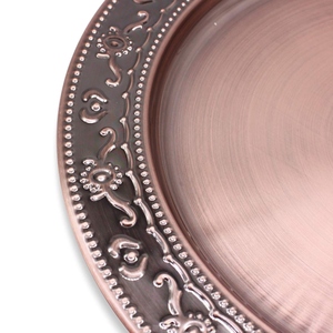 Assiette de présentation vintage en cuivre, design luxueux, finition antique, bordure embossée, assiette décorative pour dîner. - Product Image 4