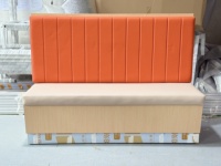Banquette de restaurant moderne rembourrée en cuir artificiel orange et beige avec dossier en forme de canal, banc de salle à manger commercial pour café et bar