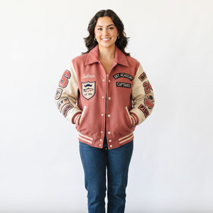 Chaqueta Varsity para Mujer con Cuello Vuelto, Mangas de Cuero Bordadas, Estilo Béisbol, Abotonada, Estilo Urbano - Product Image 2