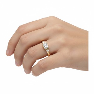 Bague de fiançailles en or massif 18 carats certifiée IGI avec diamant de laboratoire taille coussin rectangulaire et trois pierres serties clos - Product Image 3
