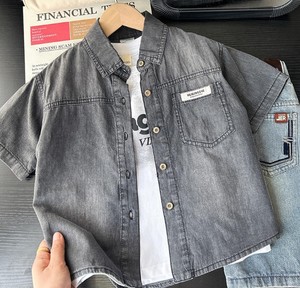 เสื้อเชิ้ตยีนส์แขนสั้นลำลองสำหรับเด็กผู้ชาย ผ้าฝ้ายฟอกสีพื้น ปกคอพับมีกระเป๋า ทรงพอดีตัว - Product Image 1