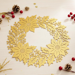 Guirnalda Navideña Metálica Roja Festiva para Decoración de Pared con Detalles de Flores de Poinsettia y Hojas de Acebo para un Estilo Elegante en la Puerta - Product Image 5