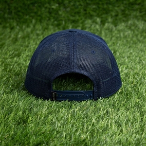 Casquette de baseball pour homme bleu marine avec visière grise, logo brodé personnalisé, dos en maille, fermeture snapback - Product Image 5