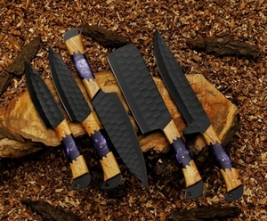 Ensemble de cuisine écologique en acier carbone fait main, 5 pièces, avec étui en cuir véritable, comprenant un couteau de chef, un couteau à pain, un couteau à fruits et un outil d'affûtage - Product Image 2