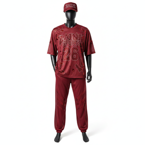 Ensemble deux pièces pour homme en polyester mesh de haute qualité, couleur bordeaux foncé avec empiècements en mesh contrastant, logo personnalisé. - Product Image 1