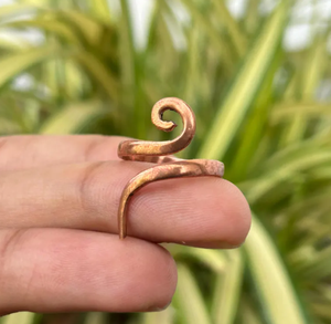 Anillo de Cobre Vintage Ajustable con Diseño Espiral de Serpiente y Borde Plano de Cobre Sólido - Product Image 5