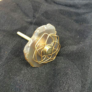 Poignée de meuble décorative en agate faite à la main de forme libre avec garniture dorée, style bohème, vente en gros - Product Image 1