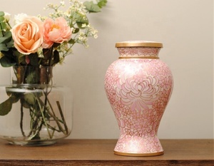 Urna Conmemorativa de Metal con Diseño Floral en Rosa y Acabado Dorado Antiguo, Recipiente para Guardar Cenizas - Product Image 3