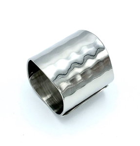 Anneau de serviette en acier inoxydable, design martelé, artisanat haut de gamme, anneau de serviette en acier inoxydable poli miroir, best-seller - Product Image 1