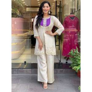 Doté d'un magnifique ensemble lourd magnifiquement décoré Brodé et fonctionnel, il est associé à un plazzo assorti - Product Image 1