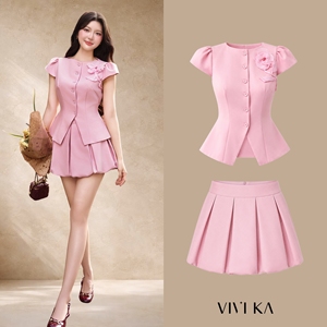 ชุดเซ็ตทูพีซสำหรับผู้หญิง เสื้อทรงเปปลัมสีพื้นและกระโปรงทรงบับเบิ้ล พร้อมดีเทลผ้าจับเดรปตกแต่งกระดุมทำมือ ดีไซน์หรูหรา รุ่น MIA - Product Image 1