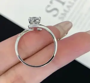 Magnifique bague de fiançailles et de mariage ouverte en argent sterling plaqué or blanc 14 carats avec moissanite véritable ronde de 2 carats pour femme - Product Image 5