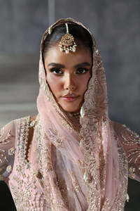 Robe de mariée pakistanaise moderne intemporelle, ornée de sequins et de cristaux, dos lacé, volants brodés, couleur contrastante, sophistiquée - Product Image 3