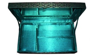 Caja de Regalo Rectangular de Madera Tallada a Mano, Ecológica, Pulida y Personalizada, con Incrustaciones de Latón de Diseño y Brocado de Seda - Product Image 2