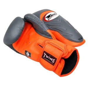 นวมชกมวยรุ่นใหม่ TWINS Boxing Long Cuff สีเทาและสีส้ม  นวมชกมวยหนังแท้คุณภาพสูง สำหรับฝึกซ้อมและแข่งขันระดับมืออาชีพ เหมาะสำหรับใช้ในยิม - Product Image 6