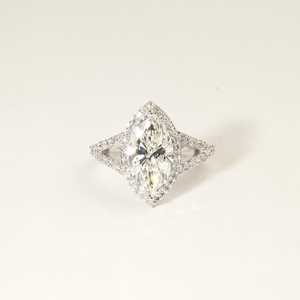Bague solitaire de luxe en or 18 carats avec diamant de laboratoire marquise certifié IGI de 3,00 carats, clarté E VVS, à double sangle, cadeau de fiançailles pour femme - Product Image 1