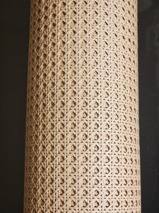 Rouleau de tissu de filet de rotin de canne naturelle de haute qualité tissé en plastique PE blanchi pour accessoires de meubles - Product Image 3