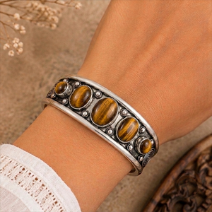 Brazalete Bohemio de Cinco Piedras de Ojo de Tigre Natural, Brazalete Ancho de Latón Hecho a Mano, Joyería Artesanal con Piedras Preciosas, Plata/Oro - Product Image 2