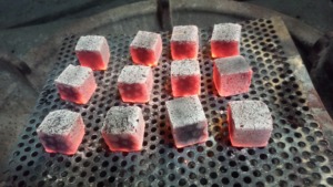 Las briquetas de diseño en forma de cubo realzan la calidad del sabor de esta lujosa experiencia de shisha. - Product Image 6