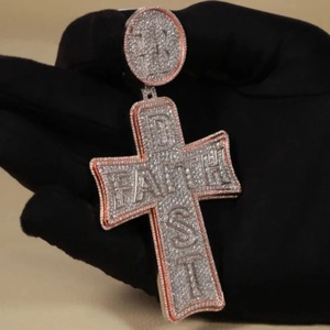 Colgante Cruzado VVS Moissanite Personalizado Estilo Hip Hop, Colgante Religioso de Fe, Plata 925 Bicolor con Engaste para Hombre - Product Image 2