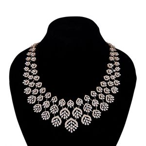 Collier pendentif de luxe en or rose 14 carats avec triple halo de diamants, bijoux fins et délicats pour femme, cadeau d'anniversaire ou de mariage, motif feuille triple - Product Image 2