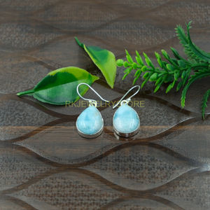 ต่างหูห้อยทรงหยดน้ำทำมือจากพลอยลาริมาร์ธรรมชาติ เงินแท้ 925 สีฟ้าสดใส ต่างหูทรงหยดน้ำประดับพลอยลาริมาร์แบบคาโบชองจากโดมินิกัน - Product Image 5